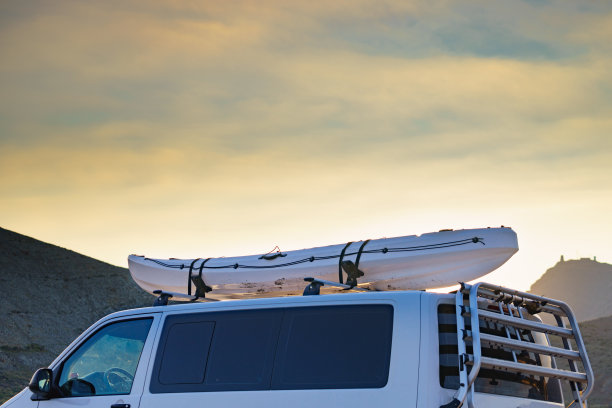小货车车顶上的独木舟图片下载