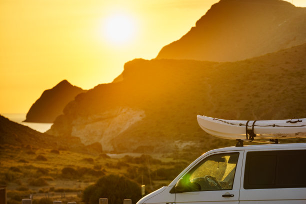 日落时分，独木舟在车顶上图片下载