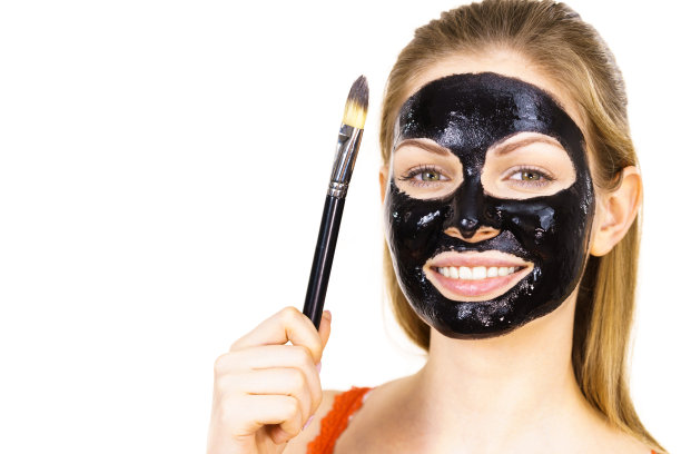 女子用黑色泥面膜敷脸图片下载