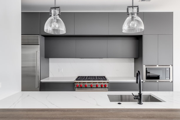 灰色橱柜和白色大理石台面的现代厨房细节。图片下载