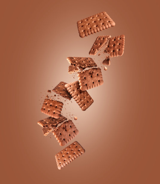 美味的巧克力饼干在空气中被压碎在棕色的背景上图片下载