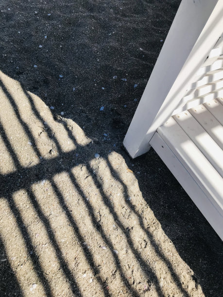 沙滩木制天篷在沙滩上的阴影图片下载