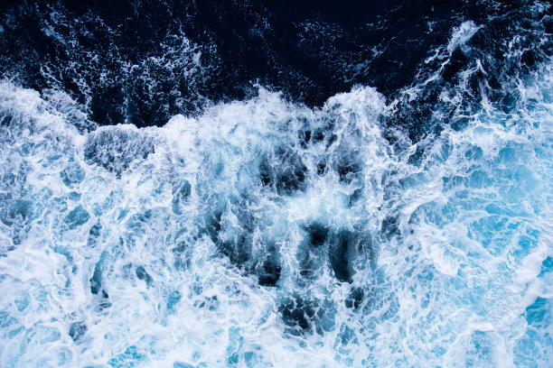 海浪和浪花的无人机图像图片下载