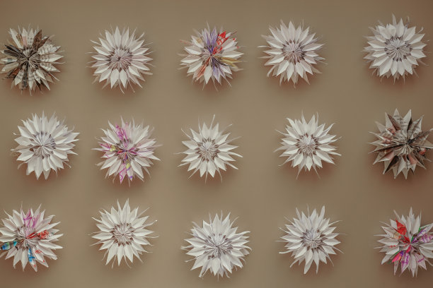 立体纸花。手工制作的,爱好。拼贴的折纸花。色彩鲜艳的手工纸花在米色背景上。节日装饰。DIY。平的。图片下载