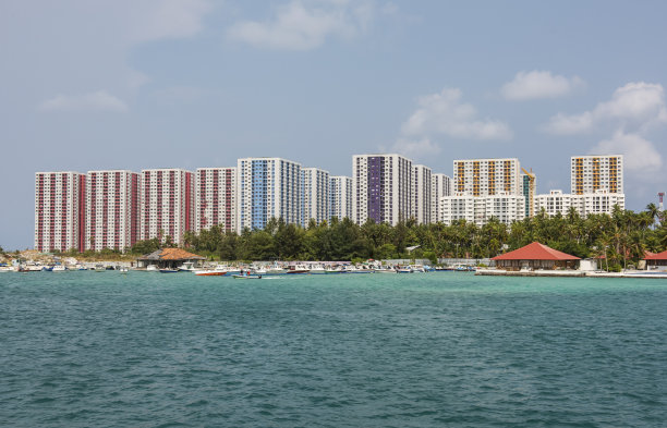 正在建设的大型热带岛屿城市公寓的全景图片下载