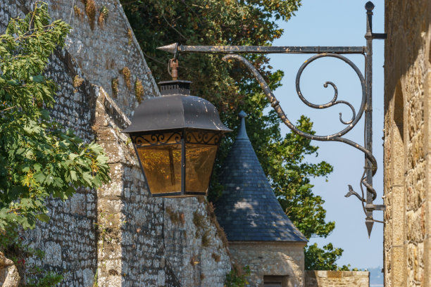 法国诺曼底，圣米歇尔山的法国街头复古灯笼的细节图片下载