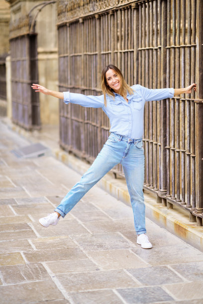 俏皮的女人抓住旧栅栏图片下载