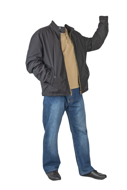 牛仔裤，带纽扣的t恤，白色背景的夹克和皮鞋图片下载