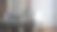 一个男人坐在客厅的沙发上享受这一天图片下载