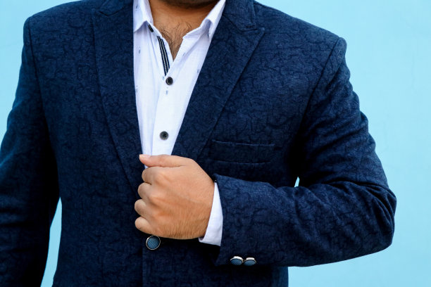 特写肖像的亚洲年轻的商人穿着西装图片下载