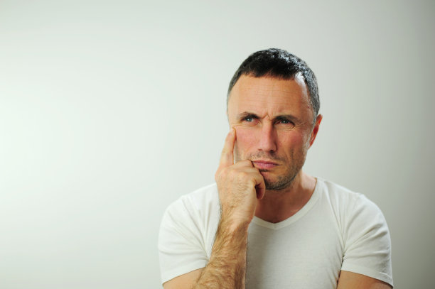 严格不刮胡子的男人看着画框用手托着下巴想他有一双炯炯有神的蓝眼睛他是白底画室里的一个经历问题的决定图片下载