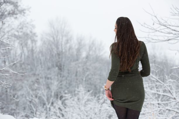 冬天在户外穿着绿色连衣裙的白人妇女图片下载