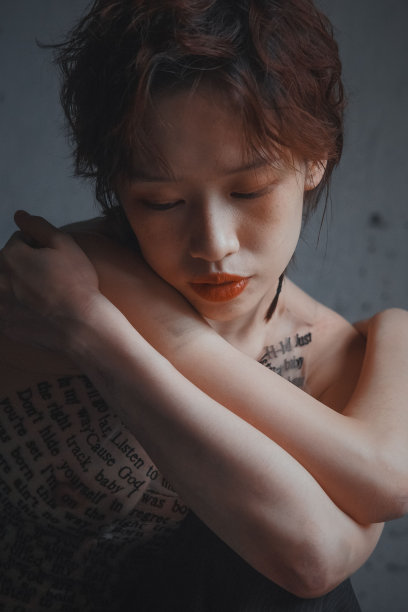 一个悲伤的漂亮的东亚女性的肖像短发和英文文本在她的身体图片下载