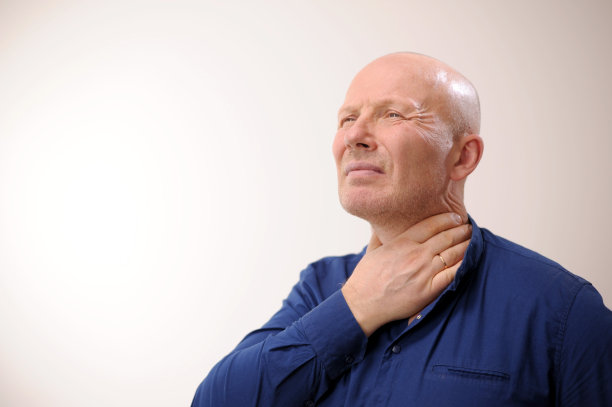 药药房喉咙痛的男人把他的手放在喉咙上他咽不下去口水需要药物止痛一个成年人的情绪英俊的秃头男人白底上一个穿着蓝色衬衫的男人图片下载