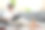 随意的亚洲男人坐在沙发上，用着平板电脑。图片下载