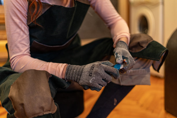 DIY木匠建造木制扶手椅的室内设计图片下载