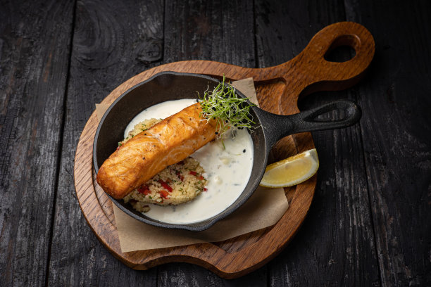 餐厅里有美味的烤鲑鱼。在深色背景上图片下载