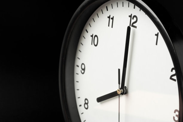 闹钟在黑色背景上关闭图片下载