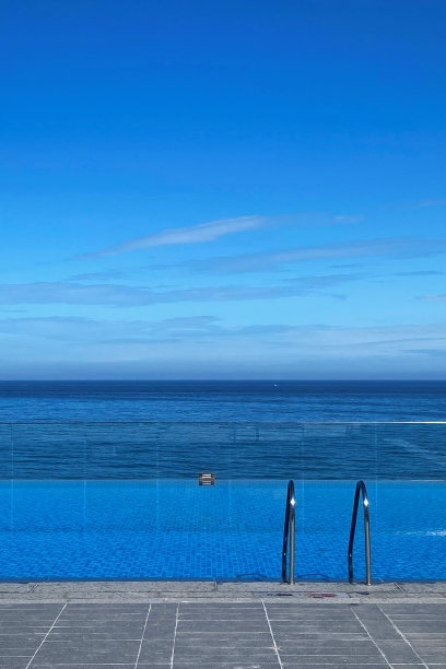 蓝色游泳池图片下载