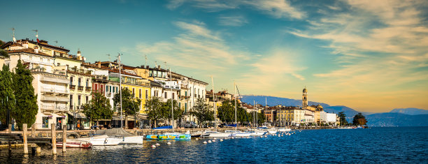 意大利的萨洛老城和港口图片下载