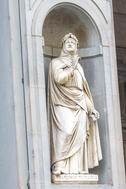 弗朗西斯科·佩特拉尔卡在意大利佛罗伦萨乌菲齐柱廊的壁龛图片下载