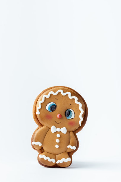 白色背景上白色糖衣的圣诞姜饼人。自制的节日传统姜饼饼干。圣诞快乐图片下载