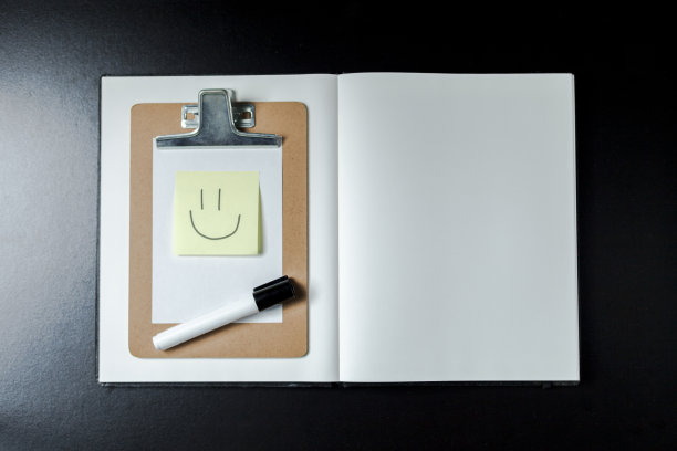 打开空白笔记本与文具配件。图片下载