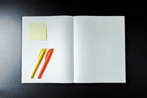 打开空白笔记本与文具配件。图片下载