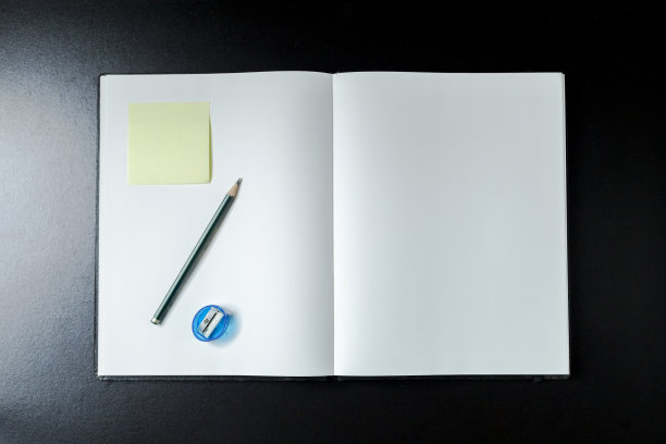 打开空白笔记本与文具配件。图片下载