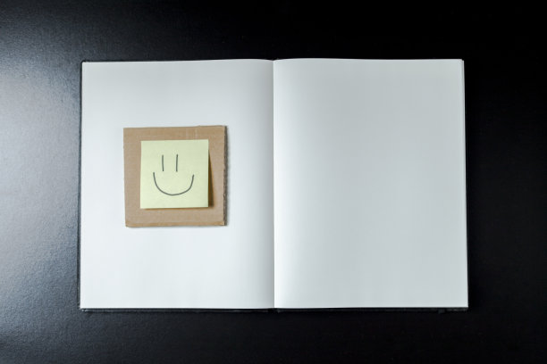 打开空白笔记本与文具配件。图片下载