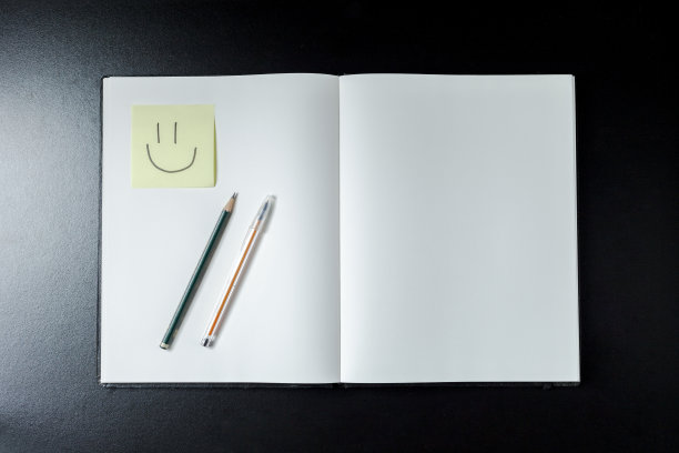 打开空白笔记本与文具配件。图片下载