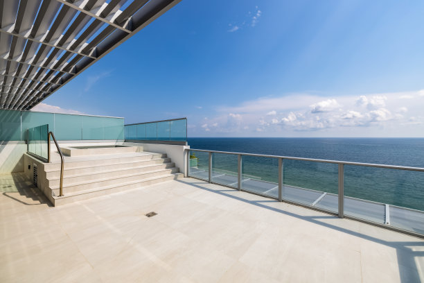 带水疗中心的阳台图片下载