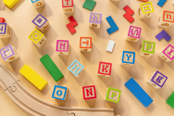 在米色背景上为学校设置abc立方体。回到学校，趣味教育理念图片下载