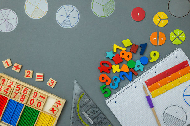 一套数学和学习用品。分数，尺子，铅笔，灰色背景的记事本。回到学校，趣味教育理念图片下载