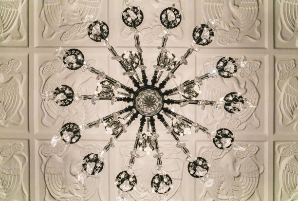 屋顶上有一盏豪华的吊灯图片下载