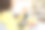 年轻的亚洲女子把一碗爆米花放在枕头上，吃爆米花，坐在大舒适图片下载