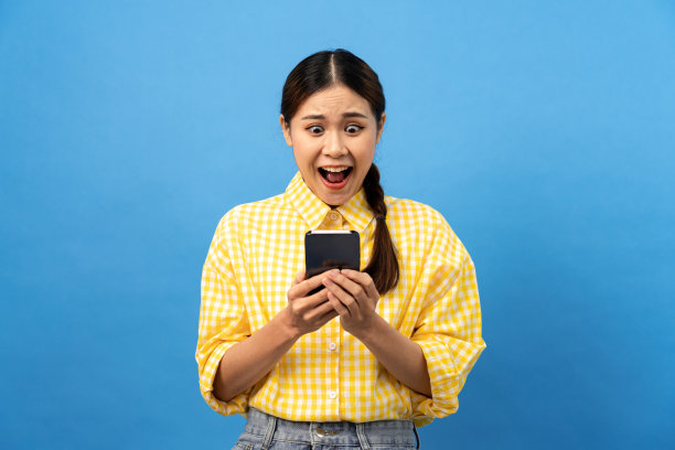 年轻的亚洲女子穿着条纹黄色衬衫与辫子发型大眼睛震惊和兴奋图片下载