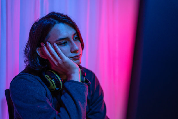 帅哥玩电子竞技游戏或流媒体，失败或失败，在游戏中管理团队的错误导致失败，现场表演玩游戏，蓝色和红色的灯图片下载