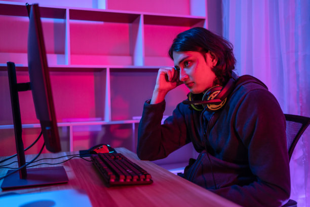 帅哥玩电子竞技游戏或流媒体，失败或失败，在游戏中管理团队的错误导致失败，现场表演玩游戏，蓝色和红色的灯图片下载