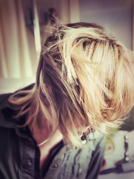 一个金发女人的肖像吹干她的头发在她的浴室图片下载