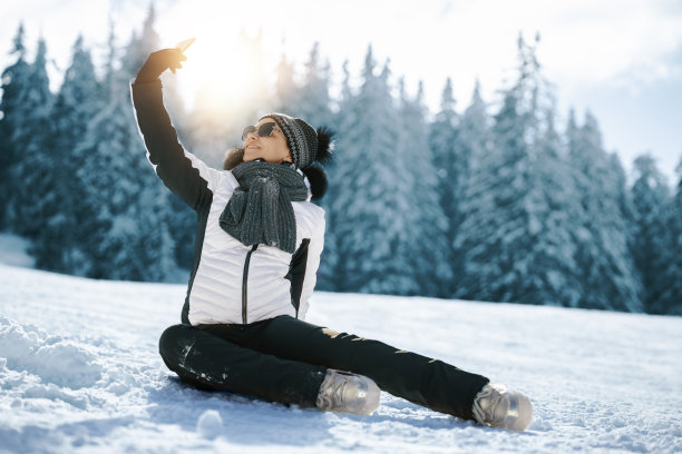 女子在雪地里自拍。图片下载