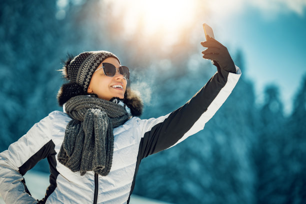 快乐的女人在冬季公园玩得很开心图片下载