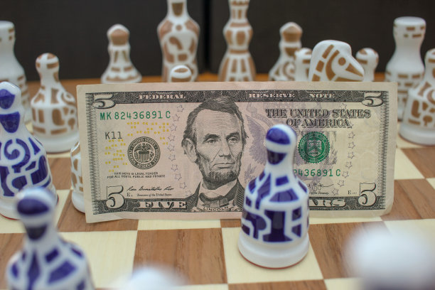 棋盘上的五美元钞票图片下载