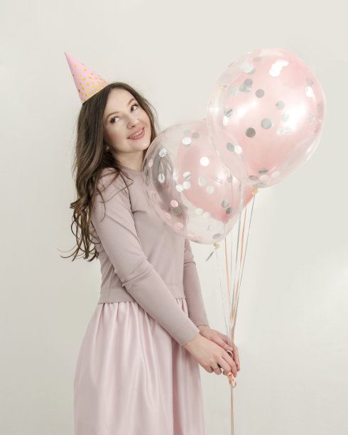 一个年轻漂亮的女人在庆祝节日图片下载