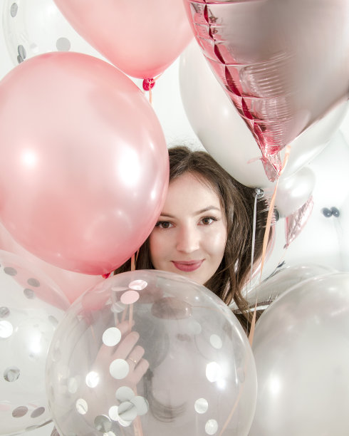 一个年轻漂亮的女人在庆祝节日图片下载