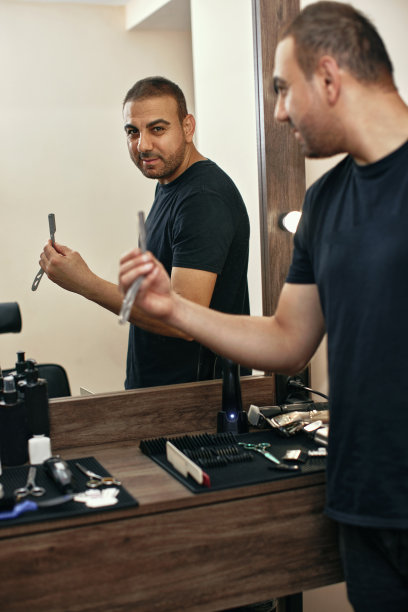 理发师与剃须工具在理发店图片下载