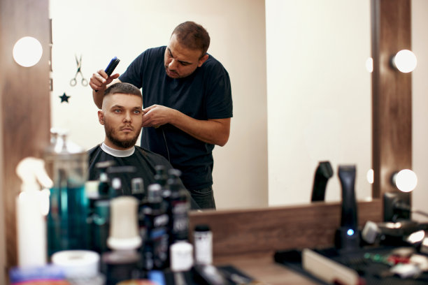 在理发店剃须的白人男子图片下载