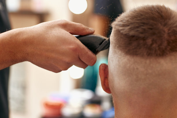 在理发店剃须的白人男子图片下载