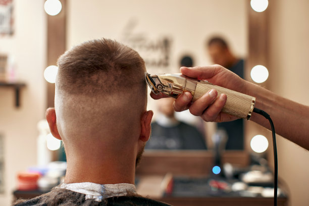 在理发店剃须的白人男子图片下载