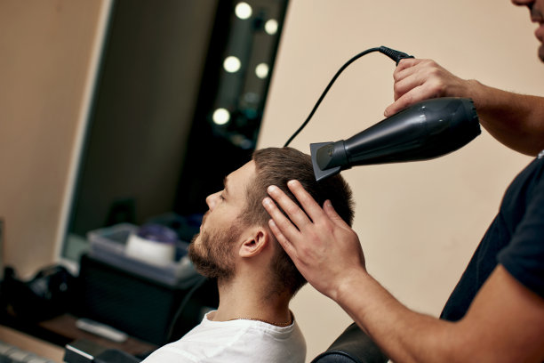 理发师与客户在理发店工作期间图片下载